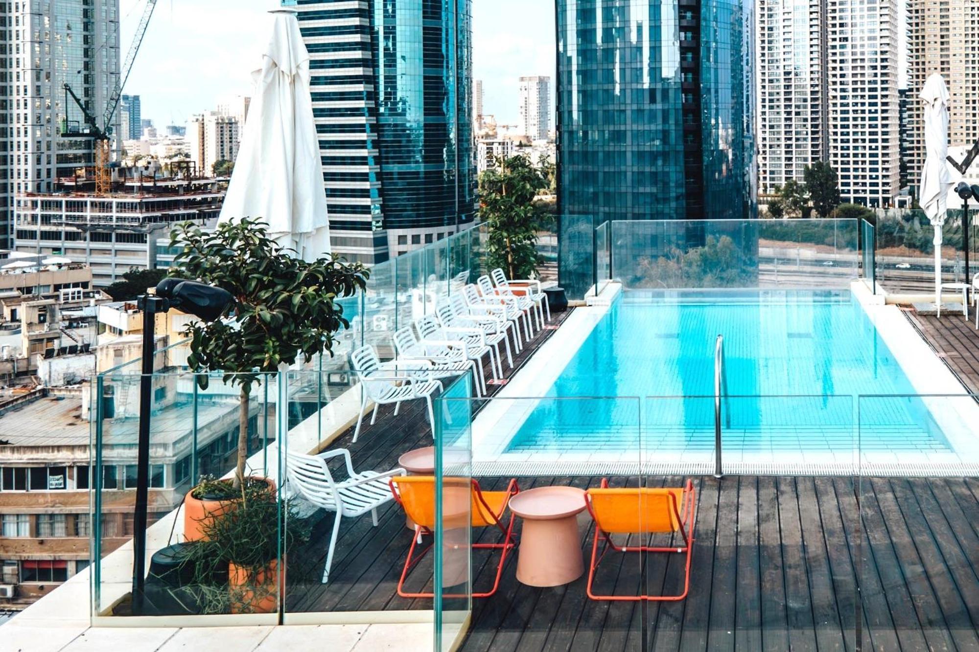 Hotel Indigo Tel Aviv - Diamond District By Ihg Giv'atayim Luaran gambar The rooftop pool at the Hotel